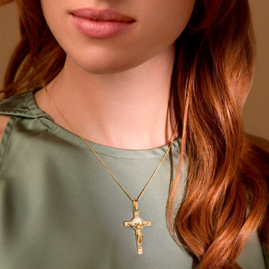 18K Gold Crucifix Pendant Necklaces