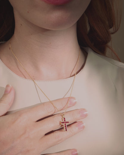 Croce Pendente in Oro Giallo con Rubini Centrali e Diamanti