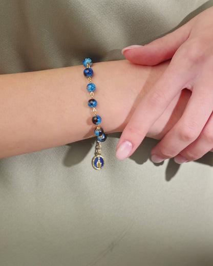 Bracelet chapelet doré avec perles bleues panachées