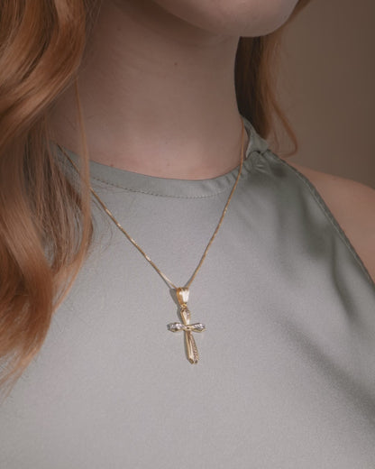 Pendentif croix fleur en or jaune avec détails en or blanc et or rose taille diamant