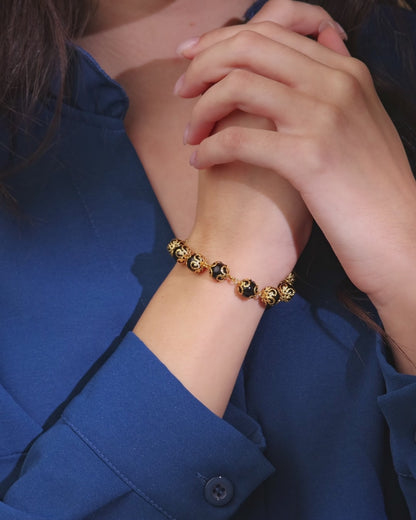 Bracelet chapelet doré avec perles en cristal noir et capuchons en filigrane
