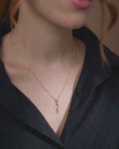 Pendentif croix creuse en or jaune avec détails en or blanc en forme de losange