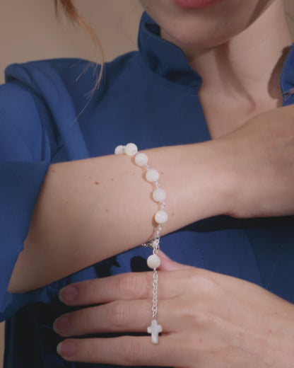 Bracelet chapelet en perles de nacre avec petite croix