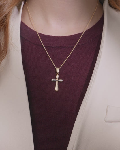 Pendentif croix en or jaune avec détails en or blanc et or rose