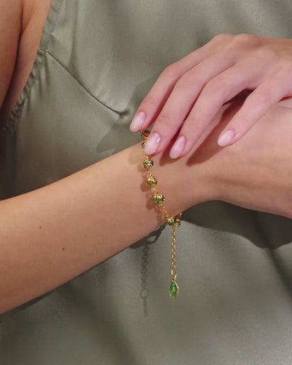 Goldfarbenes Armband mit kleinen grünen Kristallperlen und filigranen Perlenkappen