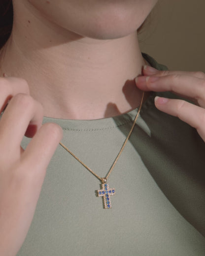 Pendentif croix en or jaune avec saphirs centraux et diamants
