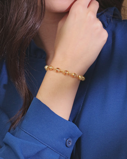 Goldfarbenes Armband mit kleinen klaren Kristallperlen und filigranen Perlenkappen