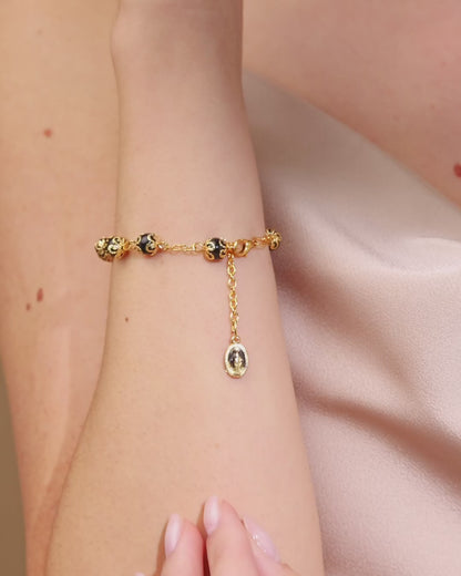 Goldfarbenes Armband mit kleinen schwarzen Kristallperlen und filigranen Perlenkappen