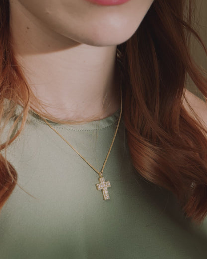 Pendentif croix en or jaune avec gros et petits diamants