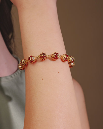 Bracelet chapelet doré avec perles et capuchons en cristal rouge